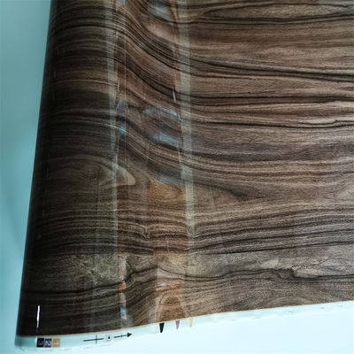 Vinyl PVC foil dengan tekstur kayu embossed, ideal untuk membungkus profil bingkai pintu atau bentuk lain yang tidak teratur